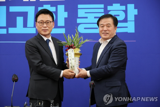 이진복 대통령실 정무수석이 2일 오후 국회에서 박광온 더불어민주당 원내대표를 예방해 윤석열 대통령의 취임 축하 난을 전달하고 있다.<연합뉴스>